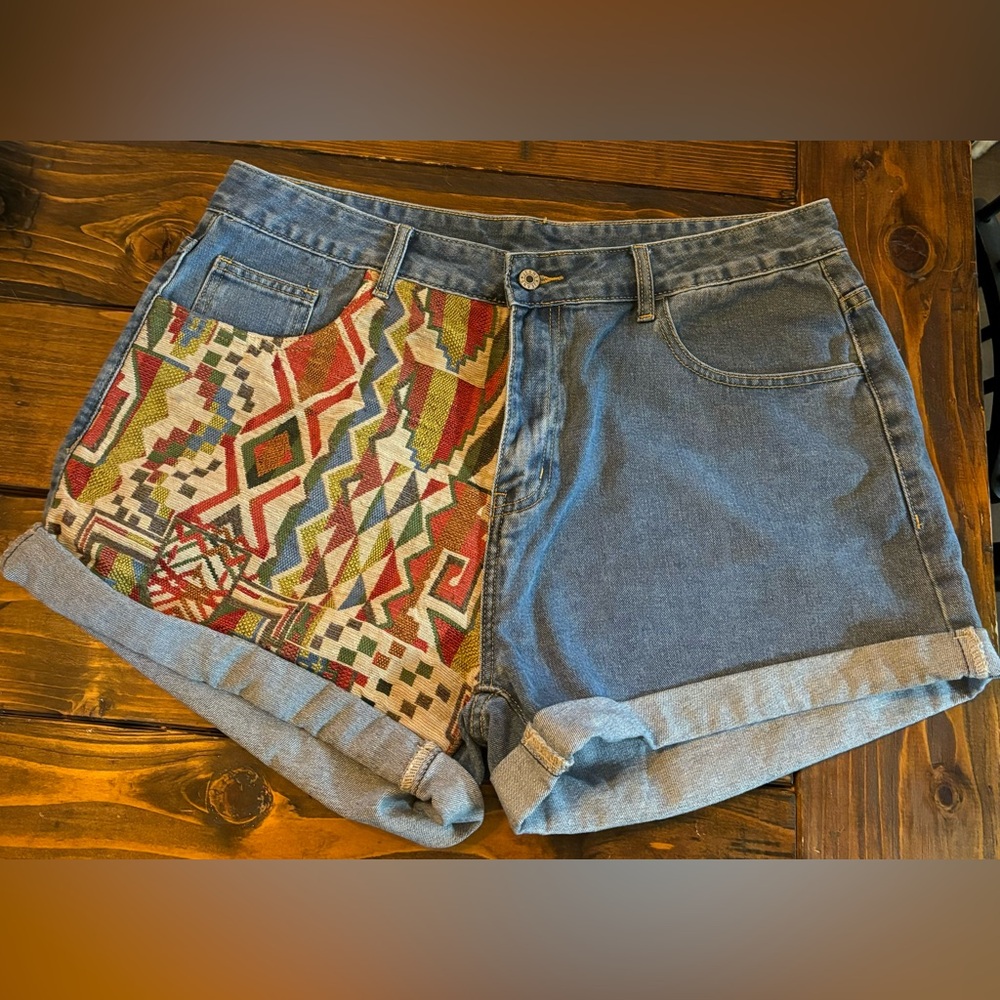 Jeans shorts with Aztec embroidery accent - size 1XL